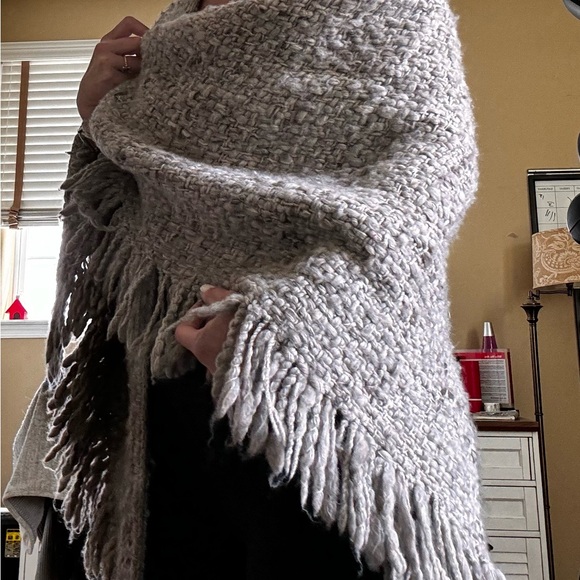 Manos Del Uruguay fringe wrap - Picture 2 of 7